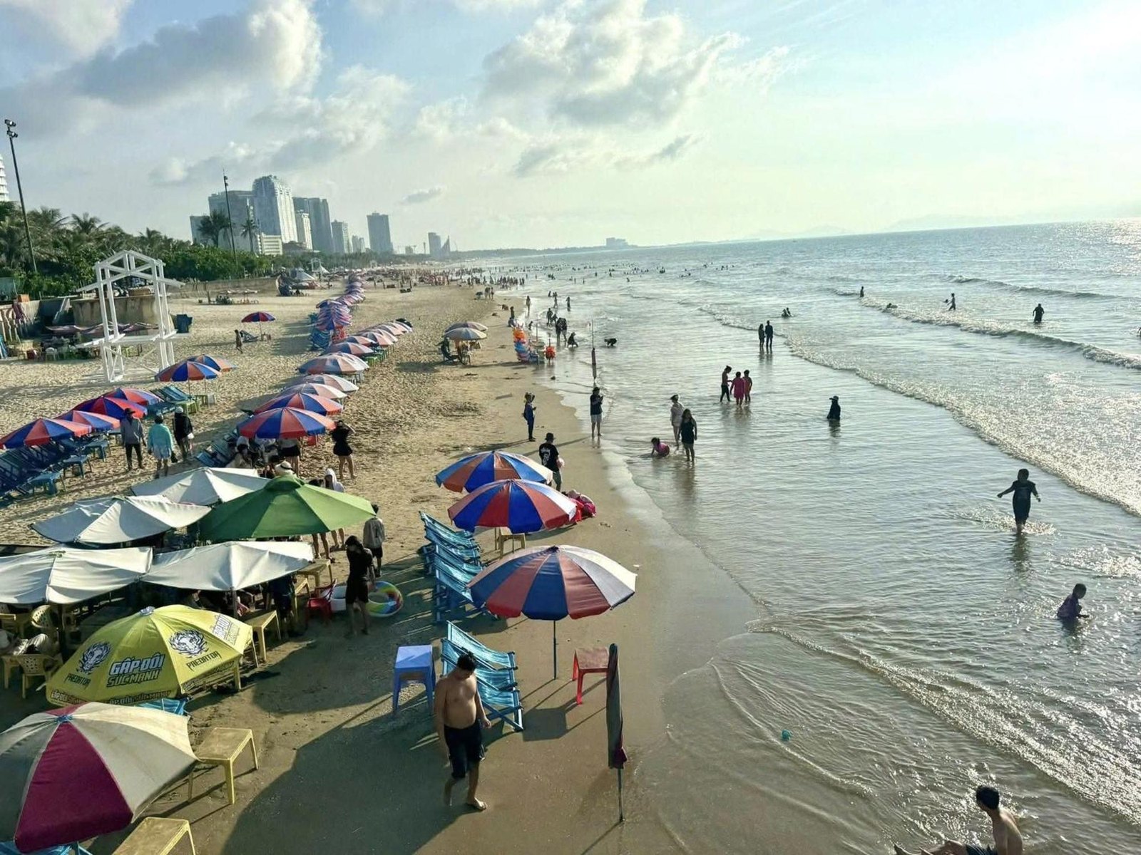 VÀI BƯỚC CHÂN RA BIỂN